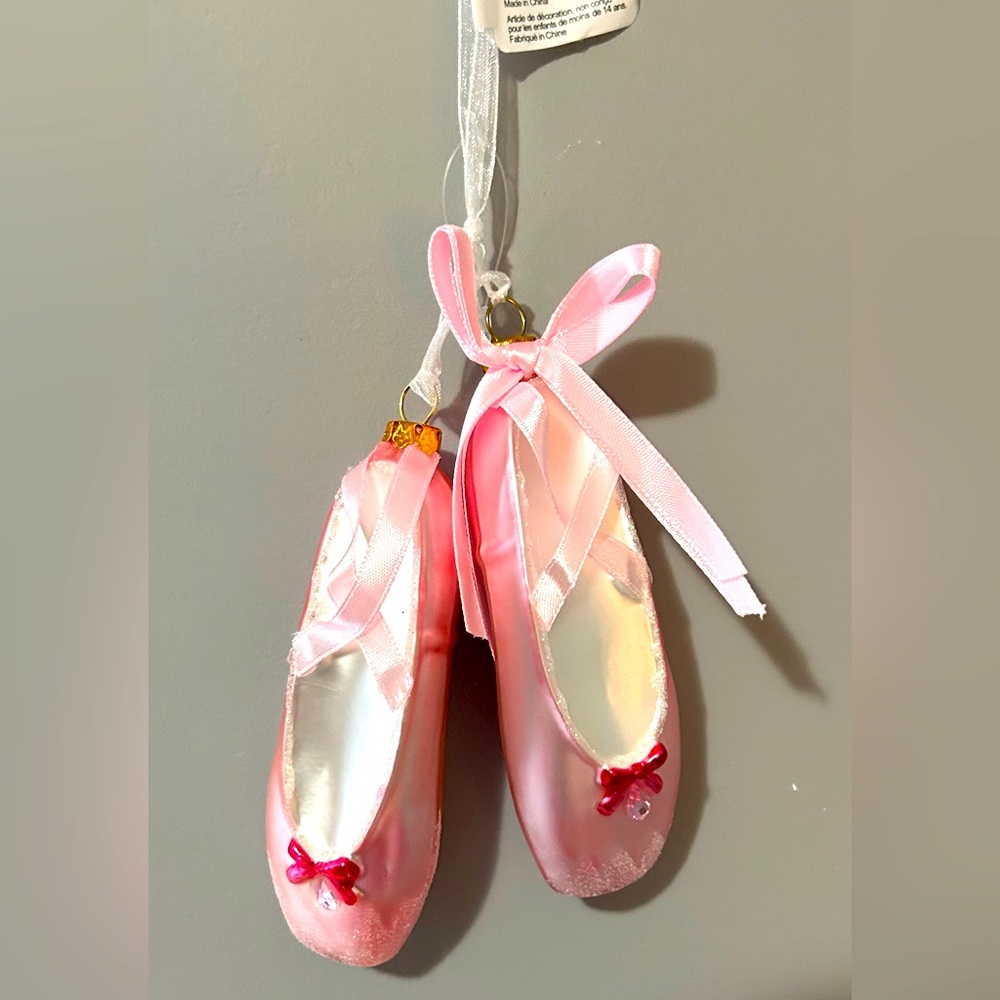 NWT ADORABLE PINK POINT SHOES WALL DECORATION OR CHRISTMAS TREE ORNAMENT